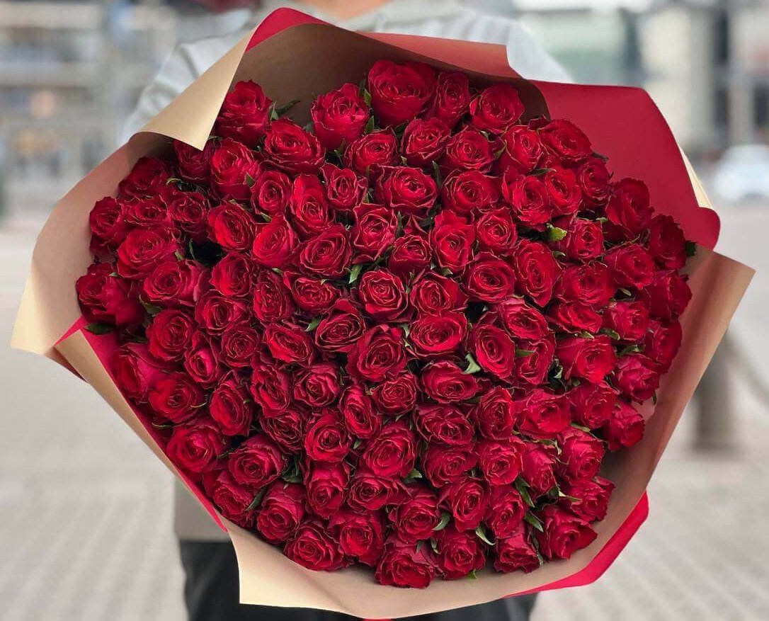100 punast roosi